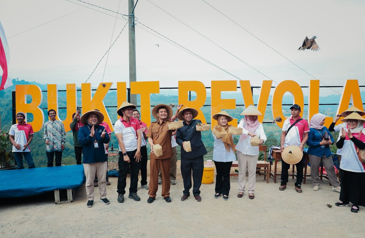 komdigi_jateng's tweet photo. Lewat Program Revola, Pemprov Jateng Mampu Sulap Lahan Tidur Belasan Tahun Jadi Produktif #NgopeniNglakoni #JawaTengah --- https://t.co/DOtCB7kKmN https://t.co/bEqZOJ6fsq