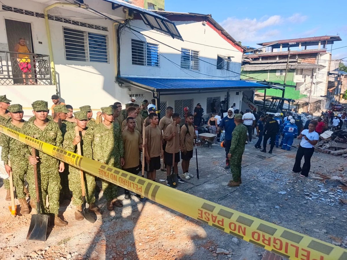 ArmadaColombia's tweet photo. 📍 Buenaventura, Valle del Cauca

Tras el terremoto que afectó a nuestro país en las últimas horas, la Armada de Colombia, a través de la Brigada de Infantería de Marina No. 2, permanece junto a las comunidades afectadas, brindando seguridad, acompañamiento y apoyo en las zonas más afectadas.

🪖 Nuestros #InfantesDeMarina están allí donde más se necesitan: apoyando a las autoridades y, sobre todo, acompañando a las familias que hoy atraviesan momentos de incertidumbre.

#AzulQueInspira
#FuerzaQueProtege
