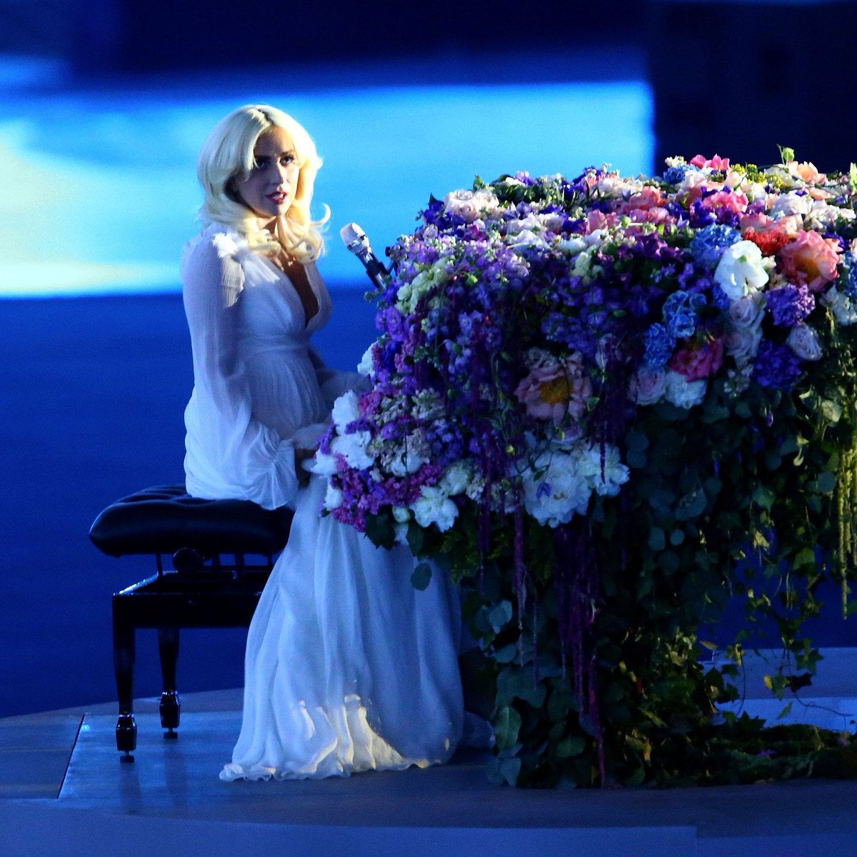 RDTLadyGaga's tweet photo. Dmitry Turcan, responsável pelo piano floral usado por Lady Gaga na cerimônia de abertura dos 1º Jogos Europeus de Baku, em 2015, compartilhou recentemente no seu Instagram os bastidores sobre seu trabalho pra esse evento. 🌸

Segundo ele, após assinar um termo de confidencialidade, o diretor da cerimônia, Dimitris Papaioannou, chegou dizendo: “É preciso decorar um piano de cauda. Virá uma superestrela. Não posso dizer o nome. É um grande segredo.”

Dmitry também contou que o trabalho trouxe alguns momentos de tensão. Faltando apenas quatro dias para a apresentação, não havia flores suficientes em Baku, e a equipe precisou encomendá-las da Holanda por entrega expressa.

O clima da cidade também foi um desafio. Na época, as temperaturas chegavam à casa dos 40 °C, e a equipe precisou fazer um verdadeiro malabarismo para conservar tanto as flores quanto o piano.

E, apesar de todos os esforços, quando a estrutura ficou pronta, os organizadores olharam para os monitores e perceberam outro problema: por causa da altura de Gaga, as flores cobririam metade de seu rosto se tudo permanecesse como estava. Foi preciso refazer a estrutura às pressas e rebaixá-la em 15 cm. 😯

No fim, todo o esforço valeu a pena. “O piano ficou simplesmente incrível, e depois me disseram que a Lady Gaga ficou completamente encantada”, escreveu Dmitry na postagem .

A performance foi um sucesso, e Lady Gaga entregou uma emocionante versão de “Imagine”, clássico de John Lennon.

Vocês lembram desse dia? 

Relembre: 
🔗: https://t.co/dmpuf4m3xl