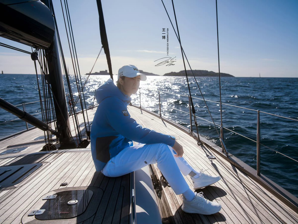 yiboglobal1's tweet photo. Helly Hansen Weibo 

Revisiting Moss, Norway, in 1877—
following the spirit of exploration that inspired HELLY HANSEN’s legendary Captain Helly.

Rooted in a century-old maritime heritage, carrying the spirit of the sea into every journey beyond.

Global Brand Ambassador of HELLY HANSEN, Wang Yibo, brings the SAILING HERITAGE SKIPPER jacket to life.

From the winds and waves to the world beyond the horizon,
he sets out with the spirit of exploration—
sailing toward the unknown, and beyond.

#WangYibo