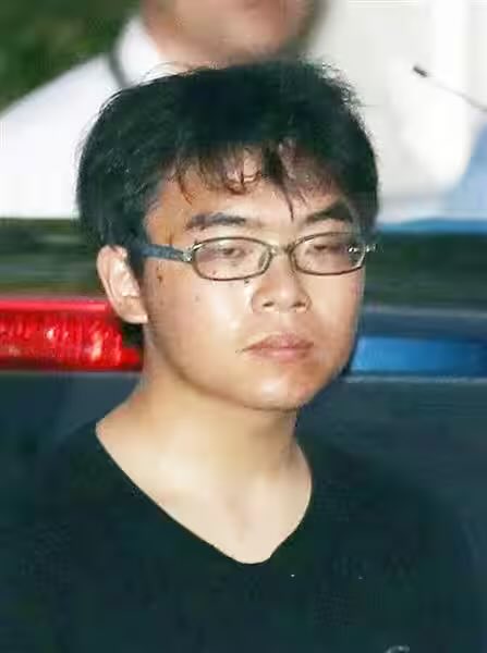 ariken_News's tweet photo. 【無期懲役の判決で法廷で万歳三唱したチー牛通り魔】

2018年6月9日　21時45分

小島一郎当時22歳が東京発新大阪行きの新幹線で20代女性2人をナタ🪓で襲撃して、制止に入った会社員の梅田耕太郎さん当時38歳を包丁で78回滅多刺しにして殺害

小島一郎(22)が新幹線で通り魔をした動機は
「無期懲役になって一生刑務所に入る為」

その後の裁判での小島一郎のヤバい発言
👇👇👇👇
2019年11月28日に横浜地裁小田���支部で裁判員裁判が始まり

・生存した女性2人について
「残念ながら殺し損ないました」と発言

・亡くなった梅田さんについて
「見事に殺しきりました」
「殺した瞬間によし、人を殺せたぞ」と発言

最終意見陳述では
「有期刑なら出所後に必ずまた人を殺す、刑務所で更生することは絶対にない」と発言

判決　無期懲役が言い渡されると
「控訴はしません。万歳三唱します」と裁判官の注意を無視して大声でバンザイと叫ぶ

こういう人間のバグが世の中にいること自体胸糞悪いな。死ぬまで刑務所で苦しい思いした方がいい、個人的には極刑にして欲しかったわ