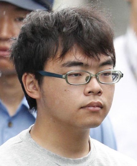 ariken_News's tweet photo. 【無期懲役の判決で法廷で万歳三唱したチー牛通り魔】

2018年6月9日　21時45分

小島一郎当時22歳が東京発新大阪行きの新幹線で20代女性2人をナタ🪓で襲撃して、制止に入った会社員の梅田耕太郎さん当時38歳を包丁で78回滅多刺しにして殺害

小島一郎(22)が新幹線で通り魔をした動機は
「無期懲役になって一生刑務所に入る為」

その後の裁判での小島一郎のヤバい発言
👇👇👇👇
2019年11月28日に横浜地裁小田���支部で裁判員裁判が始まり

・生存した女性2人について
「残念ながら殺し損ないました」と発言

・亡くなった梅田さんについて
「見事に殺しきりました」
「殺した瞬間によし、人を殺せたぞ」と発言

最終意見陳述では
「有期刑なら出所後に必ずまた人を殺す、刑務所で更生することは絶対にない」と発言

判決　無期懲役が言い渡されると
「控訴はしません。万歳三唱します」と裁判官の注意を無視して大声でバンザイと叫ぶ

こういう人間のバグが世の中にいること自体胸糞悪いな。死ぬまで刑務所で苦しい思いした方がいい、個人的には極刑にして欲しかったわ