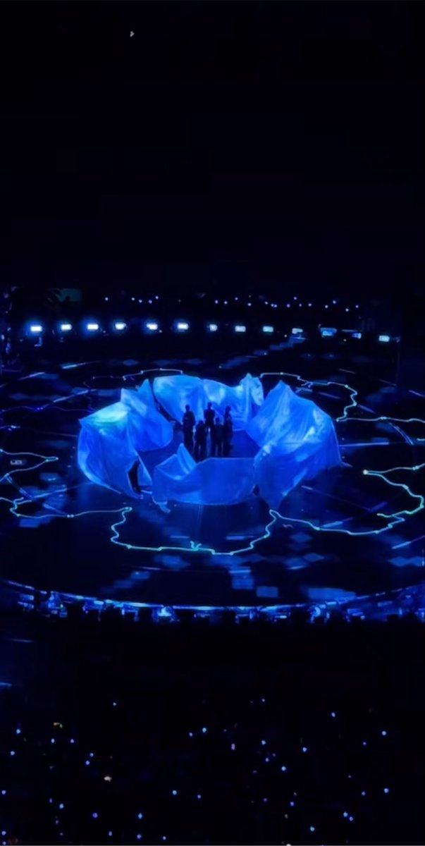 bangshiyuk_'s tweet photo. they are having a technical problem with the screen but damn i didnt know that swim is this beautiful without any lights https://t.co/0nHPdMtnmR