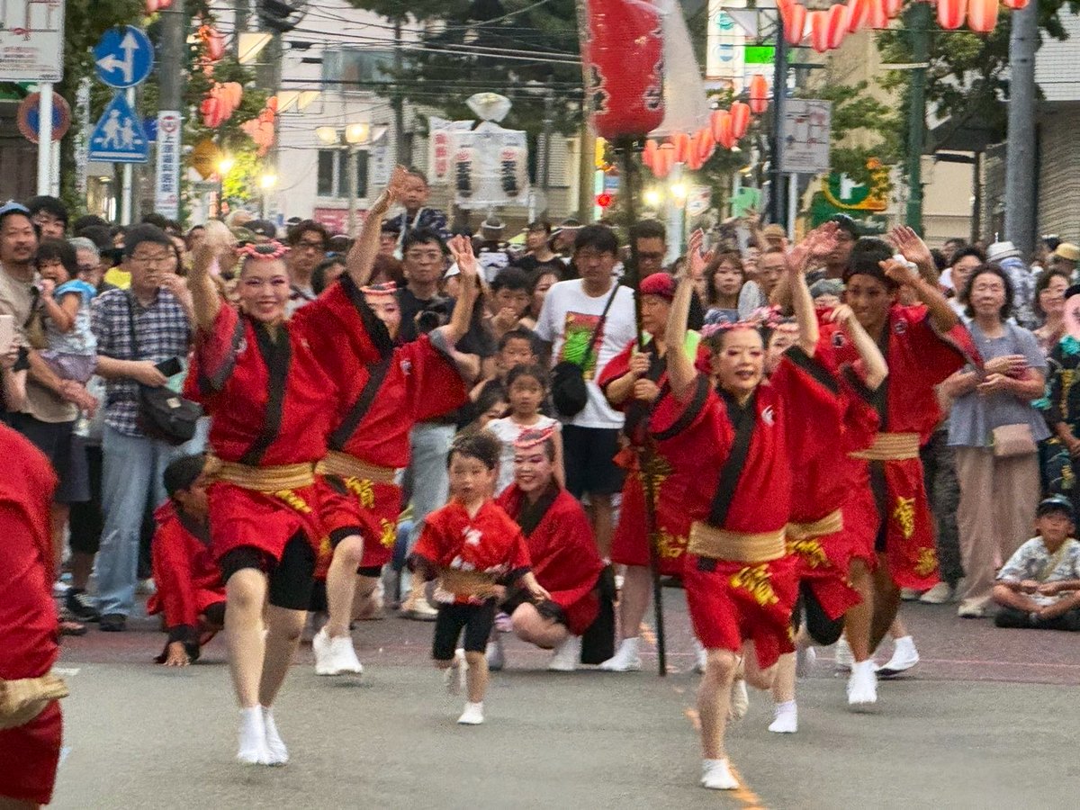 takarabune_info's tweet photo. ＼公演レポートを更新しました！／📣✨

阿波おどり祭りでは珍しい、組踊りがメインの『東林間サマーわぁ！ニバル』で踊ってきました🏮

当日は雨が降る中でしたが、全8回のパフォーマンスを無事に完遂✨

フランスの友人も駆けつけてくれて、久しぶりの演目も披露できた一日でした😊

🔻公演レポートはこちらから！

☑︎ 寶船公式アプリ
https://t.co/o28NkcwrYd