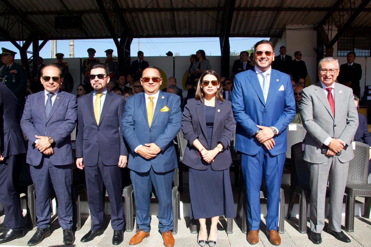 ContraloriaECU's tweet photo. 🇪🇨 #LaNuevaContraloría | El contralor, Dr. Mauricio Torres, participó en la ceremonia militar conmemorativa del CCXVII Aniversario del Primer Grito de Independencia, junto a autoridades del Estado y representantes de las Fuerzas Armadas, en homenaje a una fecha que marcó el camino hacia la libertad de nuestro país.

🤝 Desde la #CGE, reafirmamos nuestro compromiso de servir al Ecuador con responsabilidad, transparencia y firmeza en la protección de los recursos públicos, contribuyendo al bienestar de todos los ecuatorianos.