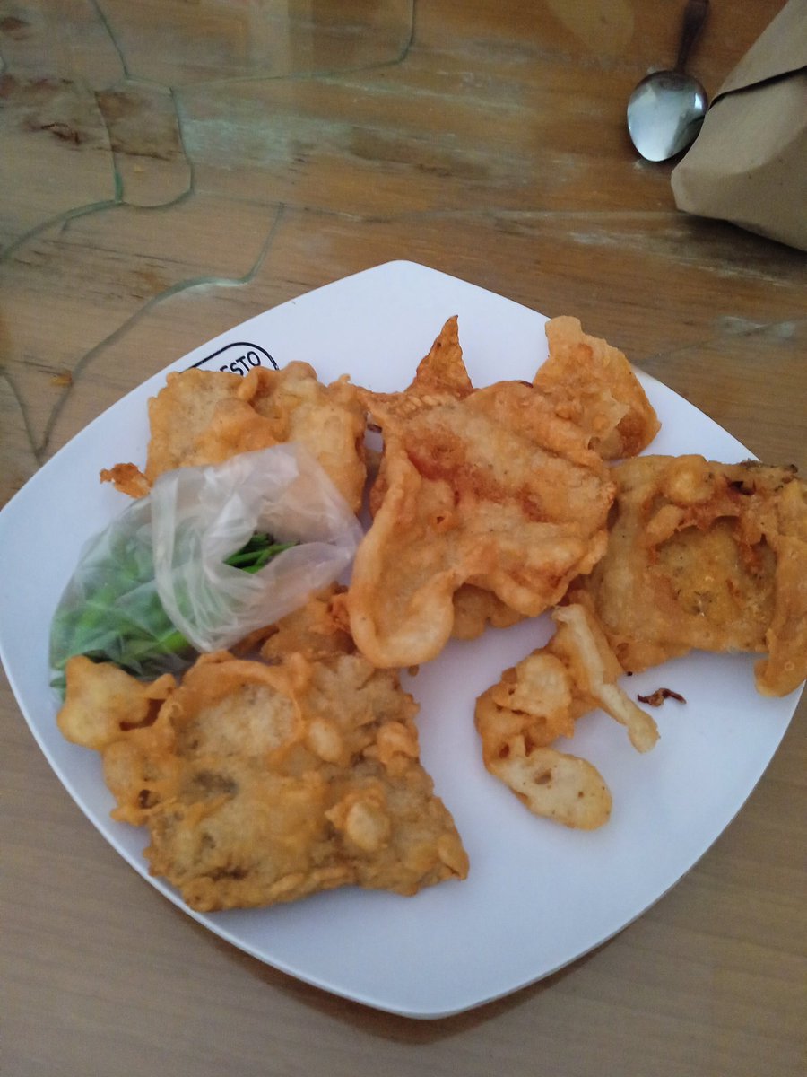 JauriSauri's tweet photo. sarapan dulu #gorengan #pakde #enak #cabai #murah https://t.co/eA8dIJcmuZ