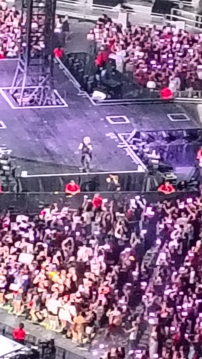 ErinECW1999's tweet photo. My first BTS concert with @999psychodevil 🫰🏾💜. Consider me an honorary member of the BTS Army 😅.
#BTS_ARİRANG #BTSArmy https://t.co/wFQvmhbUq1