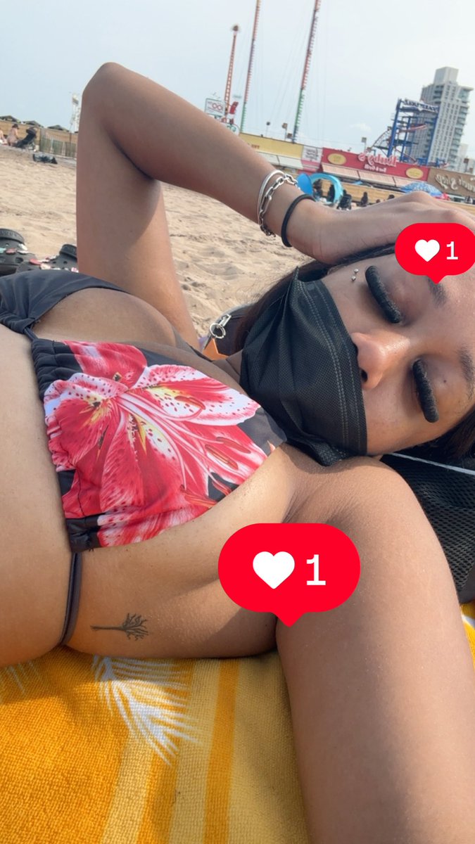 bluubaby7's tweet photo. i got absolutely soaked at the beach unfortunately , but im active !! #nyc #selling https://t.co/rlWdMR4Trn