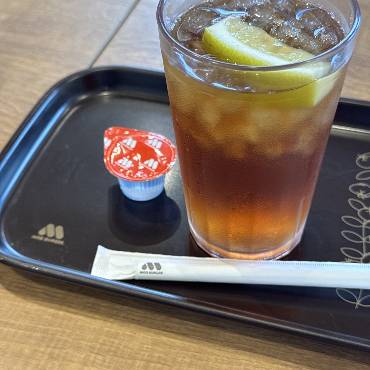 opR11s's tweet photo. ☀️
8月11日(火) 
朝の東京　
薄曇が広がり始めてはいるものの
充分に晴れ🌤️と言える空もよう

ほんとに🌀　くるのかなあ？
洗濯物も干したし　(笑) 

#朝モス　アイスレモンティー https://t.co/6PUrVSBtWH