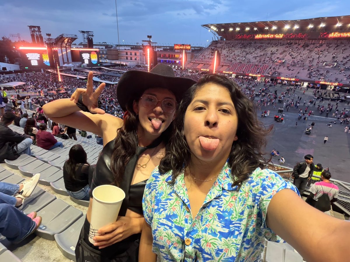 GetsRivas's tweet photo. Te amo con todo mi corazón @Harry_Styles 💜💚🤍♥️

#togethertogethertour #vivaméxico
#sonidero https://t.co/fq6kbBHqYA