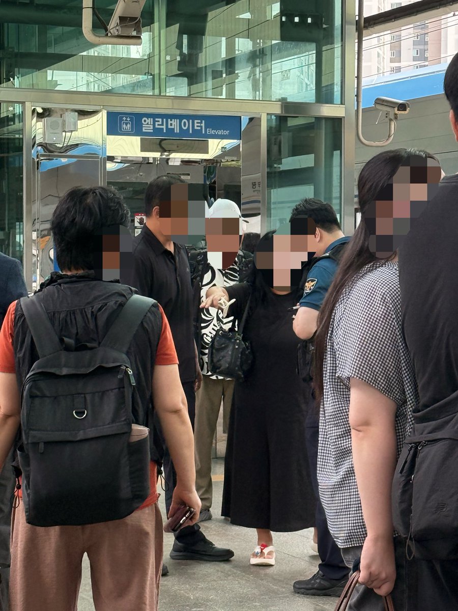 qpalzm_0_0_'s tweet photo. 실시간 인천1호선 상황
검정반팔남성이 연두색여성 목 조르곤 넘어뜨림 https://t.co/o2d96mOdLf