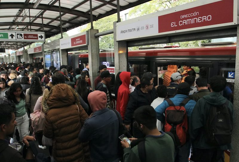 osvaldoags's tweet photo. Acuérdate que las personas en poder saben que existen trabajadores que hacen más de 3 horas a su trabajo y aún así se niegan a construir más metro y prefieren poner autobuses que son mucho más más lentos e incómodos, sólo porque les sale “más barato”.

Pero neta acuérdate. https://t.co/2yDFCr1U1K