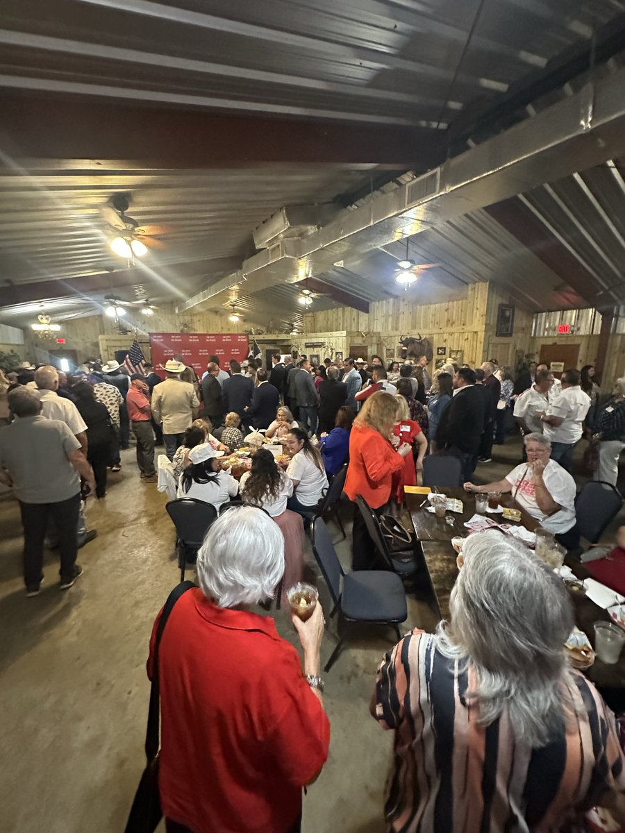 aarondelTX's tweet photo. Willacy County showed up and showed out tonight for @JanieLopezForTX, @Burrows4TX, &amp; @GregAbbott_TX. Thank you @Burrows4TX &amp; @GregAbbott_TX for supporting GOP leadership in Texas! https://t.co/A9ykpv6phZ