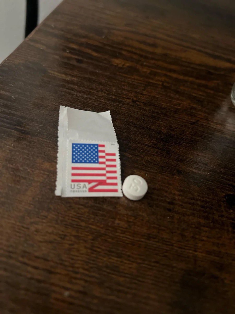 RAIKENVAMPIER's tweet photo. Large oxy 30s.. what do I do with them??

#drugtwt https://t.co/CpLaHcaM31