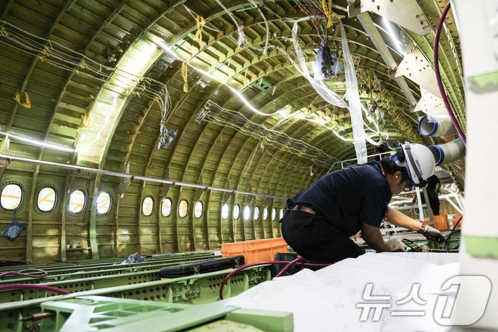 korean_info_'s tweet photo. 韓国・分解されたボーイング777、仁川空港で貨物機への改造進む ｜ afpbbcom

https://t.co/NHKfrl93tn

#ボーイング777 #貨物機 #大韓民国 #仁川国際空港 https://t.co/SH37P0aAs3