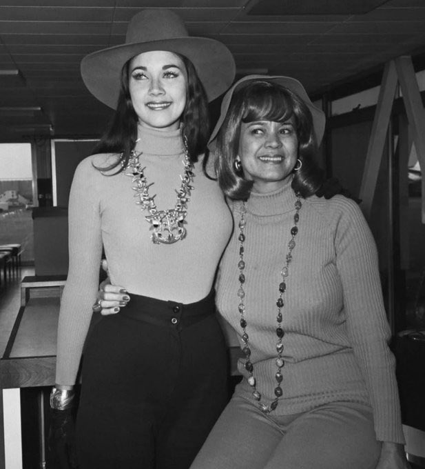 Cuauhtemoc_1521's tweet photo. Sabías que la mamá de Lynda Carter, la actriz que interpretó a la Mujer Maravilla nació en Chihuahua? Su nombre Juana Cordova. Ella emigró a EEUU cruzando la frontera, y tuvo a Lynda, quien nació en Phoenix Arizona el 24 de julio de 1951. Lynda Interpretó a la Mujer Maravilla en la serie de televisión del mismo nombre, que se transmitió de 1975 a 1979, volviéndose un icono de la cultura estadounidense! Aquí una fotografía de madre e hija. Cabe mencionar que Lynda hablaba el español por herencia de sus madre.