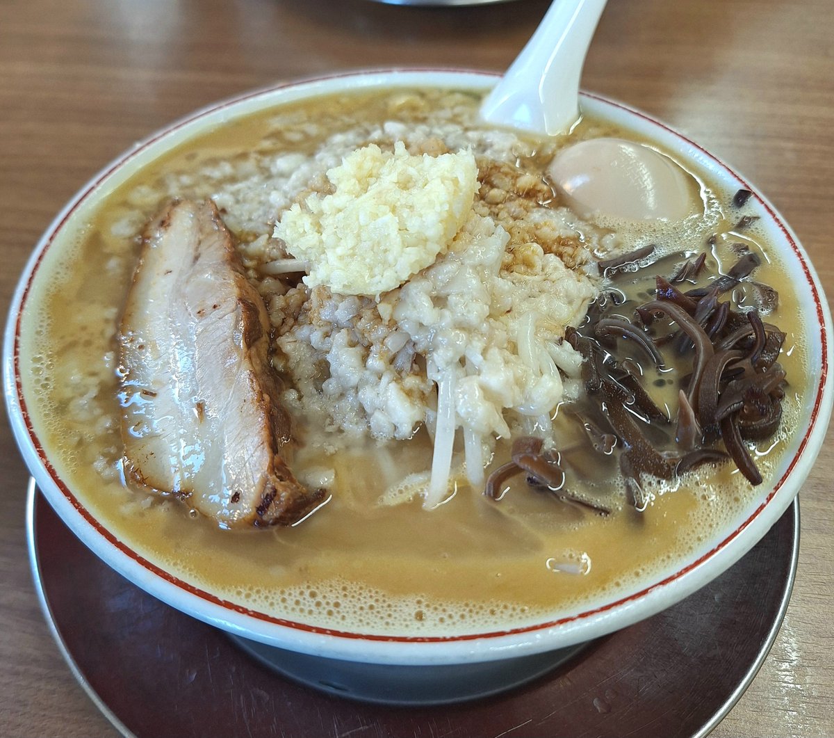 ora_nacky's tweet photo. 柏崎市
がっつり食堂ドカメン
子豚ラーメン　¥990
大盛無料
大油 https://t.co/vHSHkxnvrd