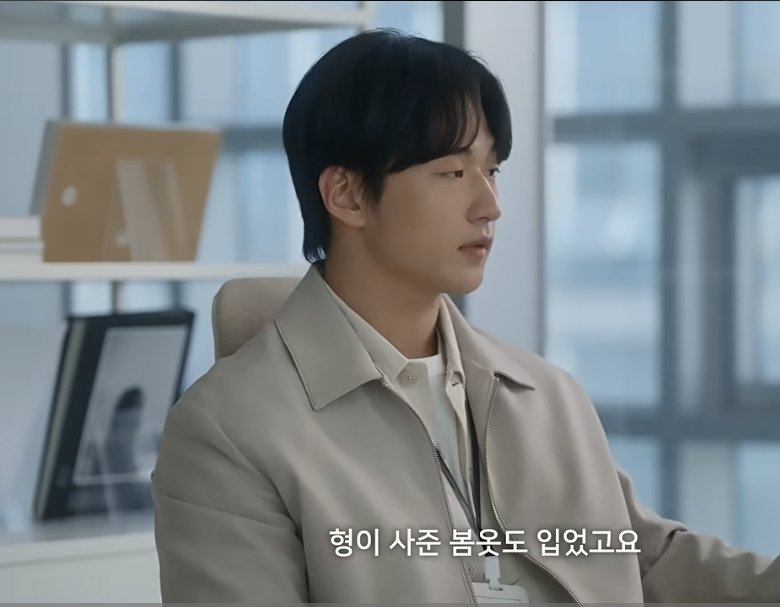 bee31421's tweet photo. 난 이 장면 볼때마다 팀장님 뒷머리만 보고있음ㅜ 저러고 탕비실에선 다시 뒷머리 정돈돼있던데 지혁이 호출한다고 머리 단장하다 3분 늦으셧나요 팀장님? https://t.co/22vch50IbS
