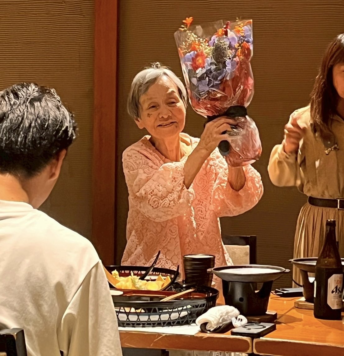 jeanne_otsuru's tweet photo. 母、92歳　お誕生日祝い
同居は気を使うから嫌と一人暮らし
ケアマネジャーさん、訪問看護師さん、ヘルパーさん、往診してくださるお医者様、私の妹や娘二人に支えてもらい、要介護認定されてるけど一人暮らしでも大丈夫。
国の福祉は充実してるわね
かぐらざかで家族みんなでお祝い㊗️
元気でいてね https://t.co/P9IpQQr9aP