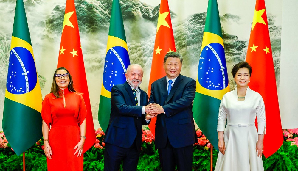 g1's tweet photo. Após Brasil acionar OMC, China pede para participar de consultas sobre tarifaço dos EUA https://t.co/rHn8mEeIUI https://t.co/Zjn3zI5ZDy