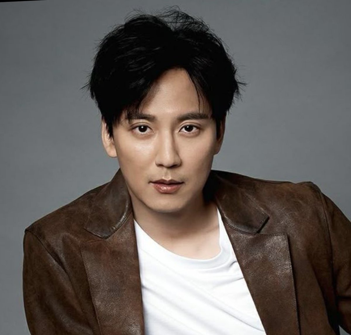 hallyuforums's tweet photo. #KimNamGil to play the male lead in ENA' upcoming court drama 'Lawyer For a Lawyer.'

Synopsis : Lawyer for a Lawyer deals with "damages lawsuits," which are referred to as an ultra-high-risk, ultra-high-return category within the civil litigation system, which sees 12,000 cases processed daily with a scale reaching 52 trillion won.

In the drama, Kim Nam-gil plays Jang Do-young, a man who jumps into the cutthroat world of litigation, viewing it as the ultimate gambling arena. The series is set to offer solace to those weary of empty laws and justice amidst a war of money involving a group of "B-list " lawyers who even criminals find intimidating. Kim Nam-gil met viewers.

#HallyuForums #Hallyu #KDrama