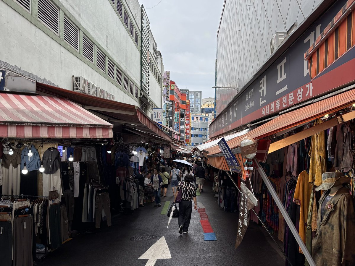 hato__popoo's tweet photo. 南大門市場へ。ホンモノのニセモノあるよは新しい客引きワードで草。
路面店よりも怪しい複合ビルの中に入ったほうが掘り出し物があった印象。 https://t.co/7oXQ0ja2Mh