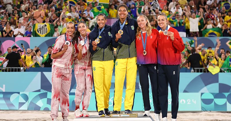 brayanoliveira's tweet photo. 2 anos após o pódio de Paris

Melissa e Brandie: 2 Elites
Huberli e Brunner: 1 Elite e um bebê
Ana Patrícia e Duda: 0 Elites e depressão

Ana e Duda jogaram muito no ciclo no passado, era uma velocidade absurda de jogo, pensando se elas voltam pra pelo menos classificar pra LA. https://t.co/LMF9RZWydm