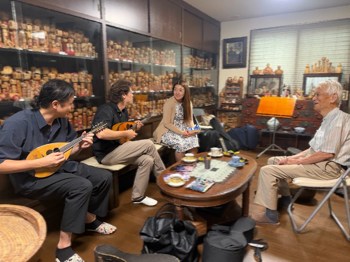 masataka_hori's tweet photo. うーめん後は仙台に戻り、高橋五郎先生のお宅へ訪問！
私の「田中常彦の生涯」プロジェクトは8年前にこのお部屋で宝物の数々を見せていただいたことから始まったのでした。（こけしが気になって仕方ない方はこけし・高橋五郎で検索）
今回の訪問でもいくつもの発見があり素敵なミラクルも起きました✨ https://t.co/Q1jbk54yWi