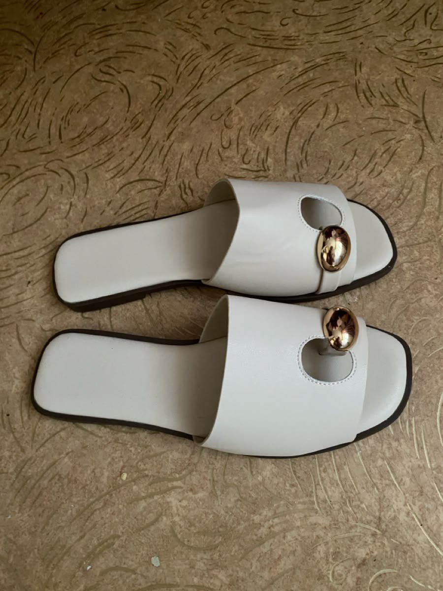 gemyoruba's tweet photo. NO  FAKE  LEATHER OR RINGS, NO ORDINARY SLIPPERS…. JUST PREMIUM LEATHER  FOR THE REAL “BIG STEPPER.” 

COUPLE  PACKAGE  MADE TO ORDER 😉

🏷️ 50,000 only

Delivery is free and nationwide 🚚 https://t.co/yhNU6JjGBA