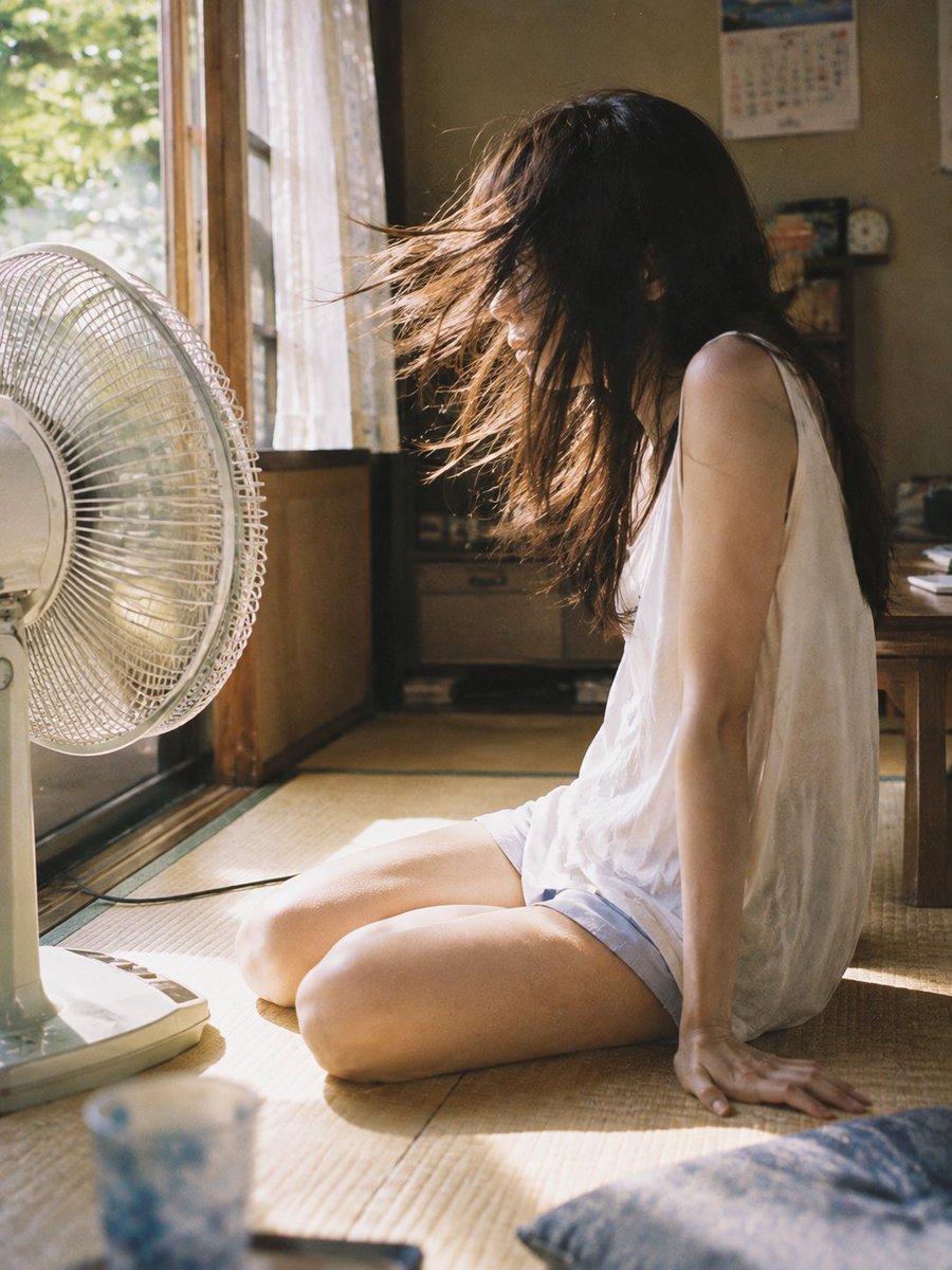 axt_ai_ai's tweet photo. “あの夏の午後、
扇風機の前に誰かがいた。

顔は、もう思い出せない。“
でも、風で髪が揺れていたことだけは覚えてる。

あなたの家にも、こんな夏の午後あった？
#AIart️️️️️️️️️️️️️️️️️️️️️️️️️️️️️️️️️️️️️️️️️️️️️️️️️️️ #aiphoto https://t.co/5PkvH0EaXE