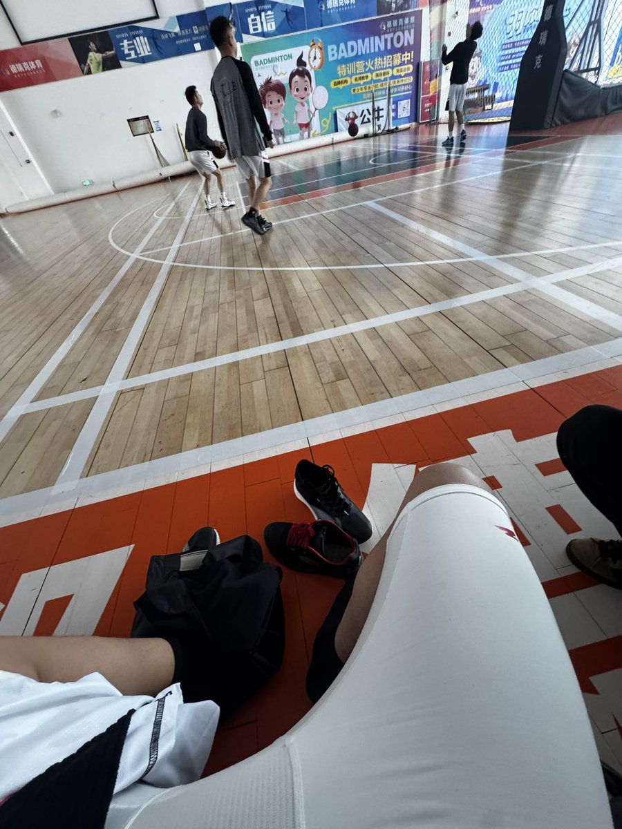 hjk0913_'s tweet photo. 还是冬天打球穿着好 https://t.co/sRKC9HUW2l