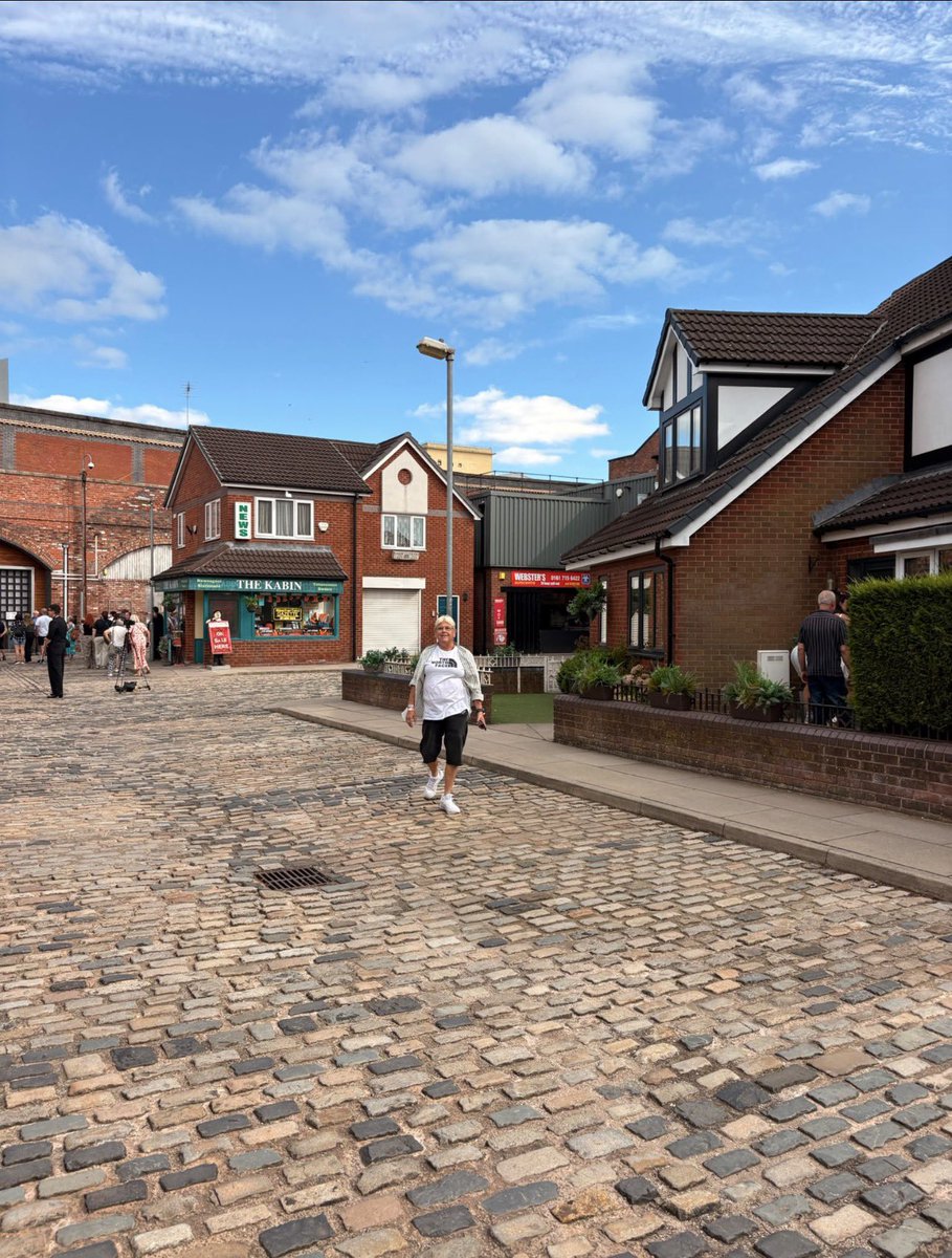 DawnDav08238395's tweet photo. What a brilliant 5 days we had at Manchester. Also the coronation st experience was absolutely amazing. #suedevany was an absolute pleasure &joy to meet we had such a laugh with her. I will certainly be returning again soon with my friends. #massivethankstocoronationstexperience Also Rory and our tour quite Sarah were the absolute loveliest people too.