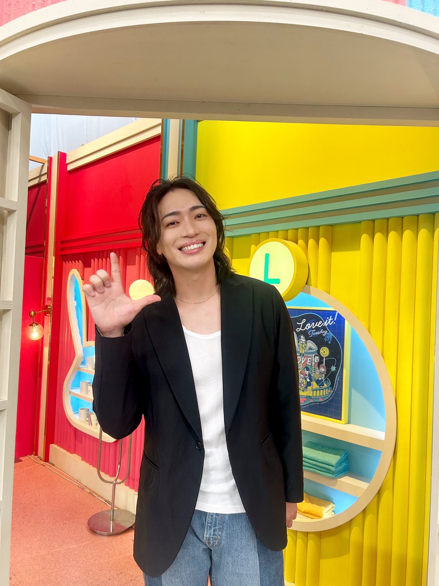 youya_mtst's tweet photo. #ラヴィット！
#TVer で見逃し配信中です📺

#TVer https://t.co/Viij5lhLrZ

収録終わりで笑顔のラヴィットポーズな松下です🌟

#松下優也 https://t.co/X2k4dXzyhV