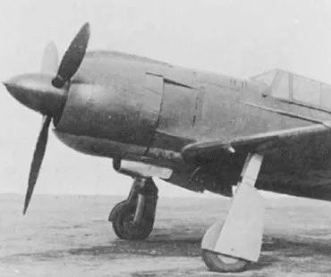 contrail202011's tweet photo. 英国の五式戦の滑油冷却器は四式戦の大きなモノですが、本来の五式戦の機首下の滑油冷却器の形は大小数種類ある様です。
画像1が試作1号機の冷却器で仮に前期型と呼びます
画像2は吸入口が小さめの冷却器で前期型かその改修型
画像3が吸入口を出来るだけ大きくした冷却器で後期型になるかと。
(続く https://t.co/qkOJrH5Y4C