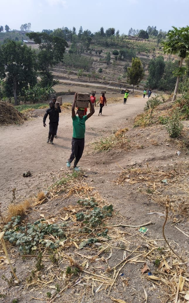NYC_Muyira's tweet photo. Luttons contre l’alcool illicite, construisons le Rwanda que nous voulons ! 
Aujourd’hui à Muyira @NyanzaDistrict , les jeunes et la communauté ont participé à l’Umuganda pour promouvoir l’hygiène et lutter contre l’alcool illicite.@jnabdallah
#AlcoolIllicite #ConstruisonsLeRwa https://t.co/DLtQRVZE1F