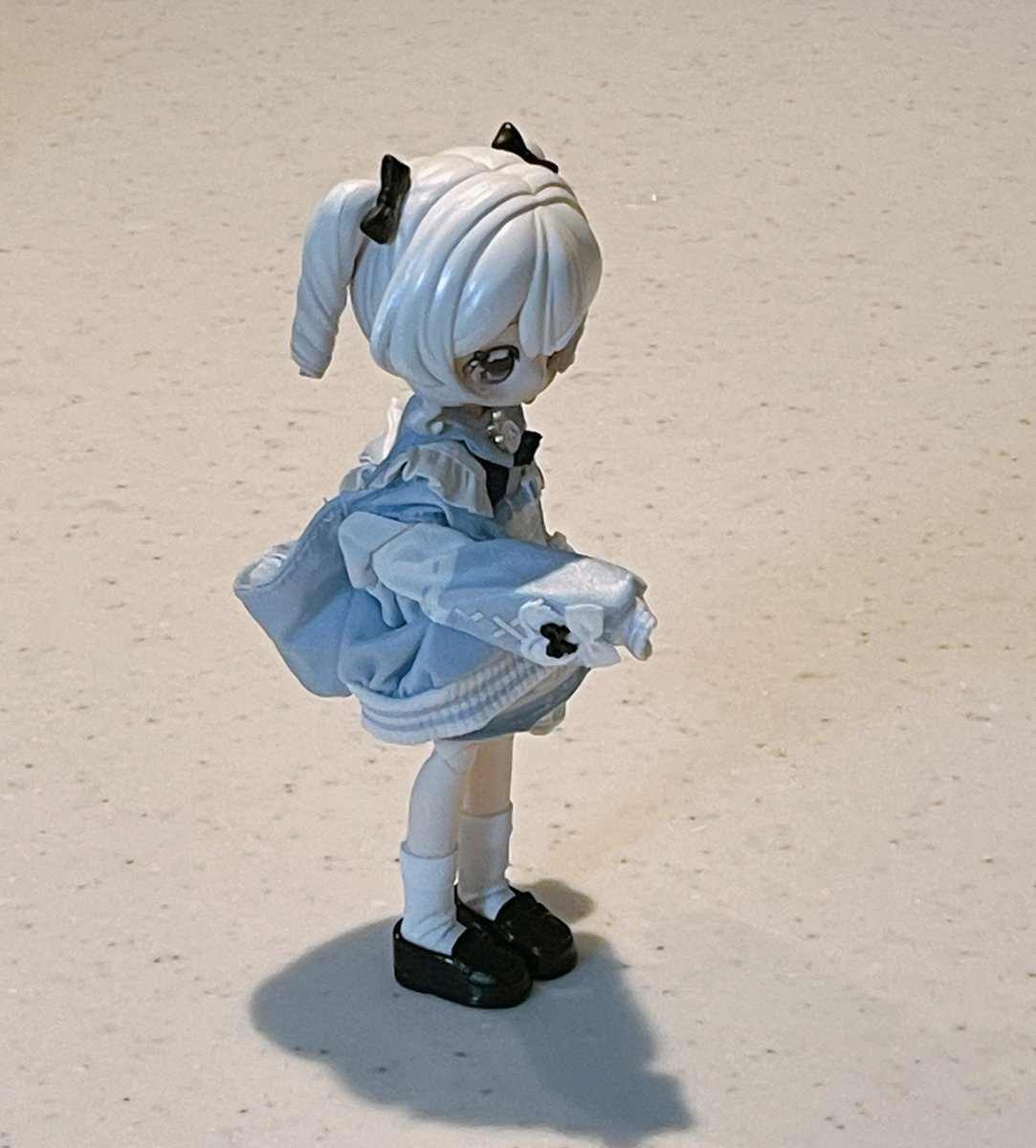 ponpoco1117's tweet photo. ボディの性能がよいとききついお迎えしてしまいました。ポンと適当に置くだけでも自立してくれますね。お洋服は色移りこわくて他の子の着てもらいました。髪オーロラカラーなんですね🩵 https://t.co/spiOCEXBS6