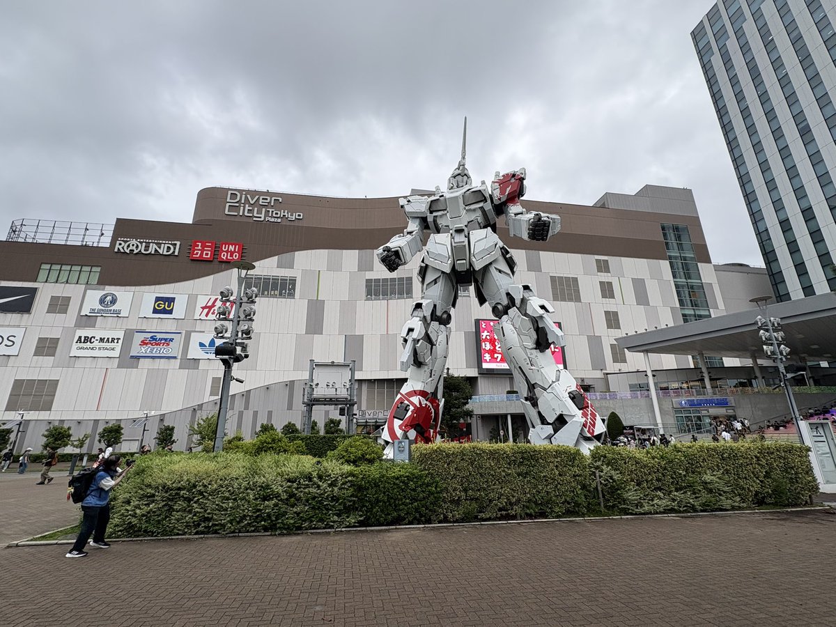 shin_Frank3's tweet photo. 昨日まで東京に行ってきましたが、結局記憶に残ってるのはコミケくらいではあるんすよね。
初日はコミケの後、お台場でユニコーンを見てきました。足が痛かったので30分くらいでしたが、最後のユニコーンを拝めることが出来て良かったです。
 #ガンダム  #お台場 https://t.co/u9ktiApDo7