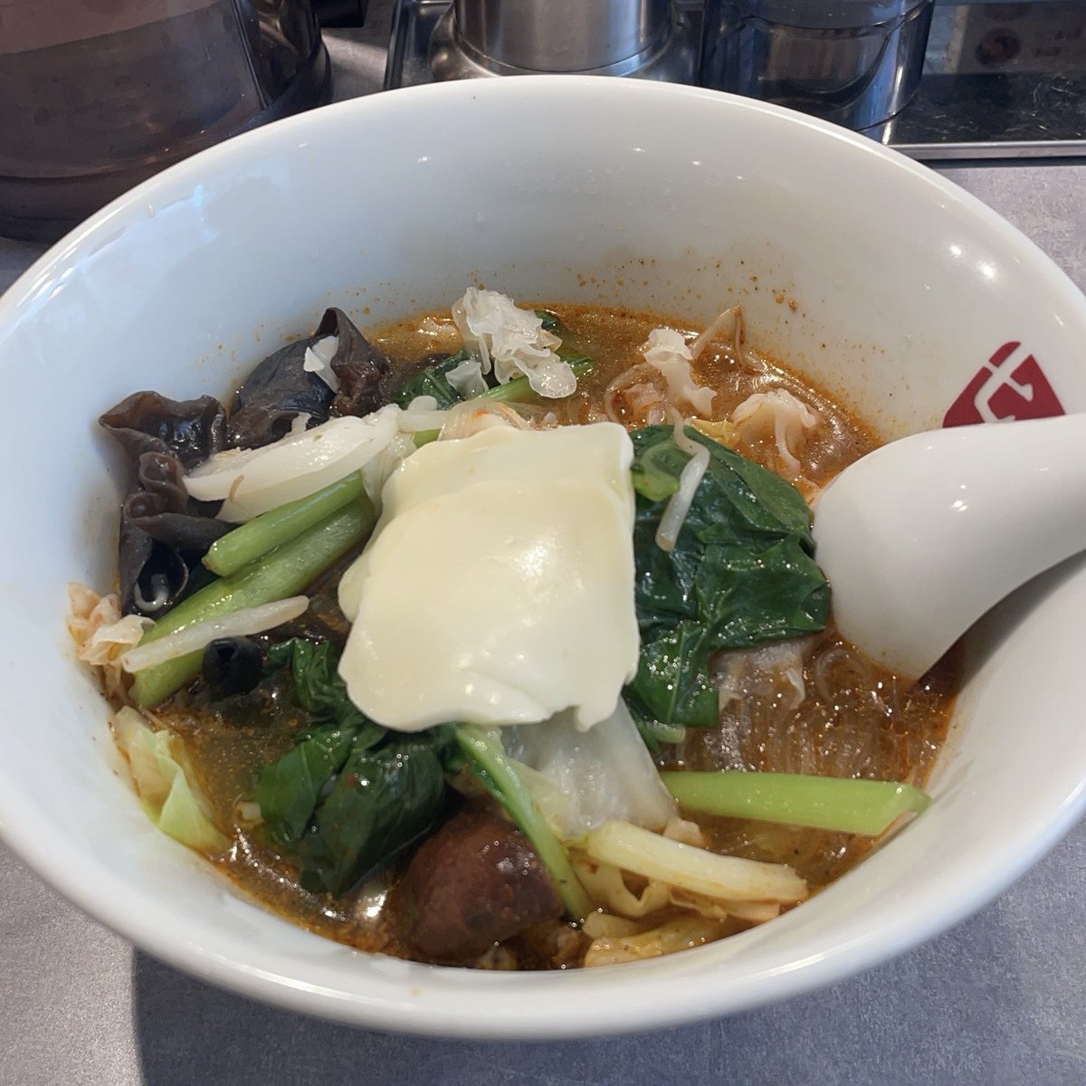 ONENNESENNE's tweet photo. 水曜日にね、お店でちゃんとした麻辣湯をはじめて食べてね、美味しかったからまた行ったよ◜𖥦◝
でもやっぱちょっと普通(1辛)だと辛いなって！あと今回ヨクバリスぎてお腹はち切れそうになったって！ https://t.co/fwqfnR3UC7