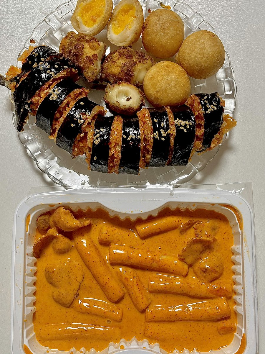 marronpang's tweet photo. 신전 로제 베이컨 추가, 신전치즈김밥, 포테이토 치즈스틱, 고구마 치즈볼 

오랜만에 먹으니까 앙~~~나 맛있어🩷🩷 https://t.co/Xqlb6jWclZ