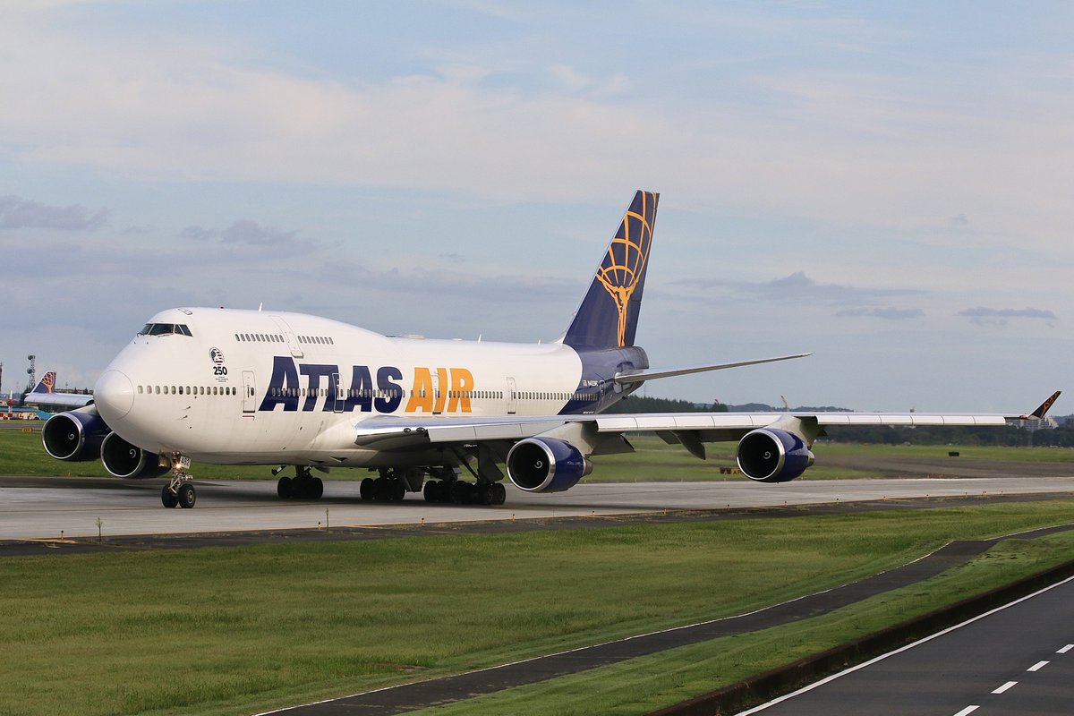 Orange_GDB's tweet photo. 本日の横田基地！

まさか飛来するとは、
久しぶりのアトラスの窓付き旅客型B747！
建国250年記念ロゴ入りは嬉しい👍

32Bよりも嬉しかったりする笑

ATLAS AIR @AtlasAirWW 
B747-443 N482MC

#横田基地 https://t.co/f9ZA6AJedu