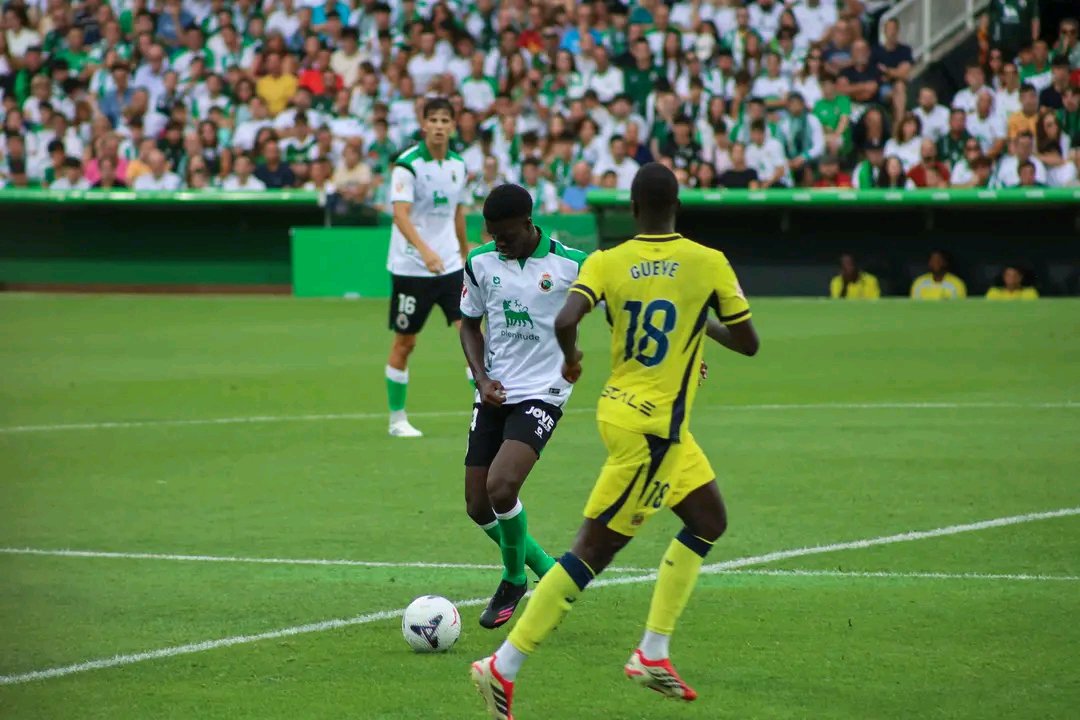 SENSPORtv's tweet photo. Duel entre 2 Gueye 🇸🇳 : Maguette Gueye (Racing Santander) et Pape Gueye (Villarreal). 🦁🇸🇳 https://t.co/pFBTL4bB5h