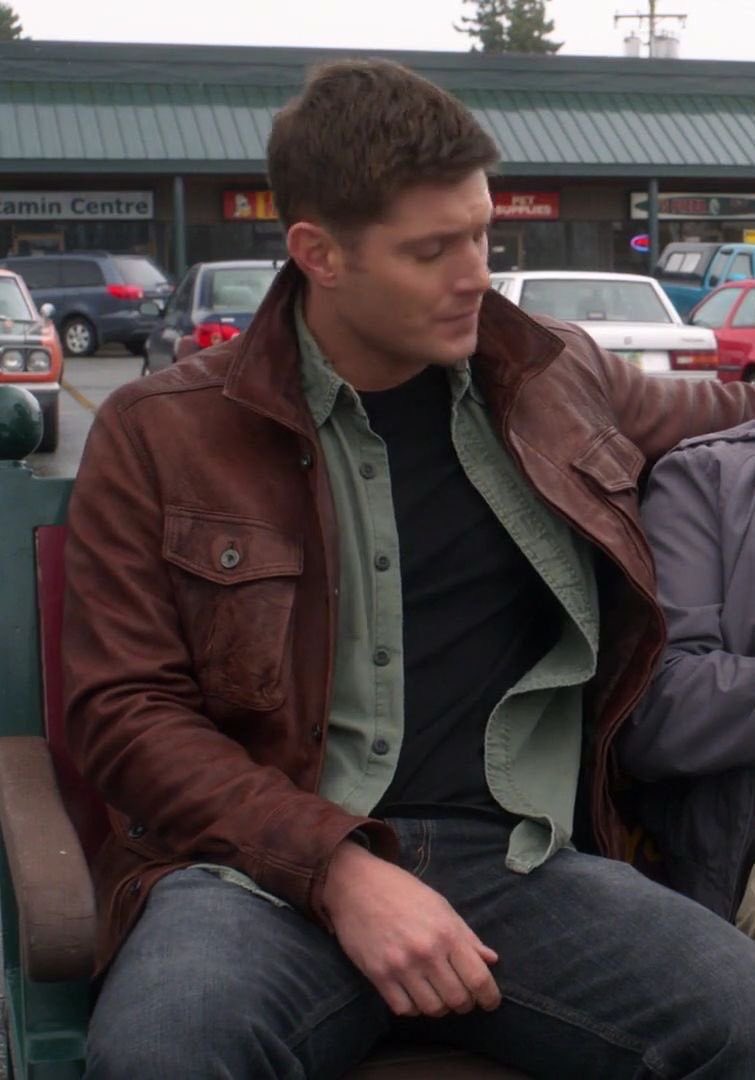 NoemWinchester's tweet photo. Dean leather jacket from season 8 was supposed to be a substitute for the og missing one but they end up not liking how it looked on screen 
I wished they kept it, I loved it https://t.co/dbblyfVzHm