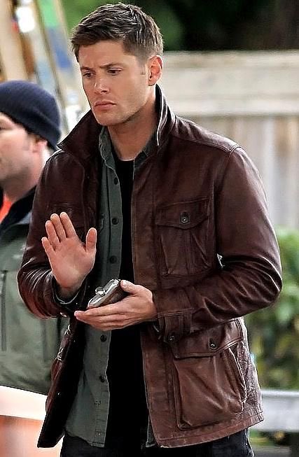 NoemWinchester's tweet photo. Dean leather jacket from season 8 was supposed to be a substitute for the og missing one but they end up not liking how it looked on screen 
I wished they kept it, I loved it https://t.co/dbblyfVzHm