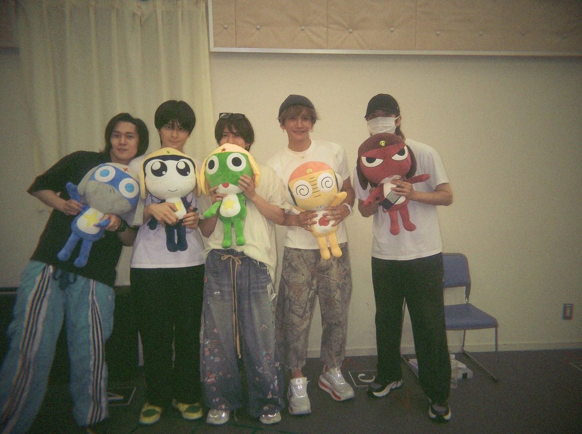 shogo_tamura's tweet photo. ケロロ小隊集結！！！！

猛スピードで稽古が進んでいますが、凄く雰囲気の良いカンパニーです🐸
皆んなよく笑ってる気がする

ここからたむらは #ケロミュ から一時撤退し #ぼくプリ 本番に向かうであります

さらば！！
やるしかないーーー！！！ https://t.co/RI8oFJFIQG