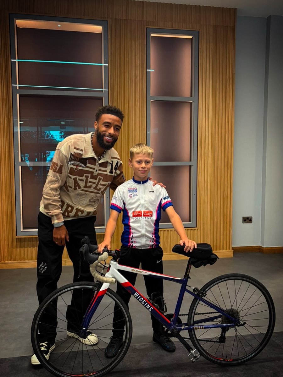 ChrisCollis19's tweet photo. Arrived at @leedsunited to be suprised by @jaydenbogle 👏👏👏

Made my day and given me a massive boost to keep pushing on towards Manchester. 
.
.
.
.
.
#lufc #cruk #saintsfc #charityride https://t.co/gCAJWAsQST