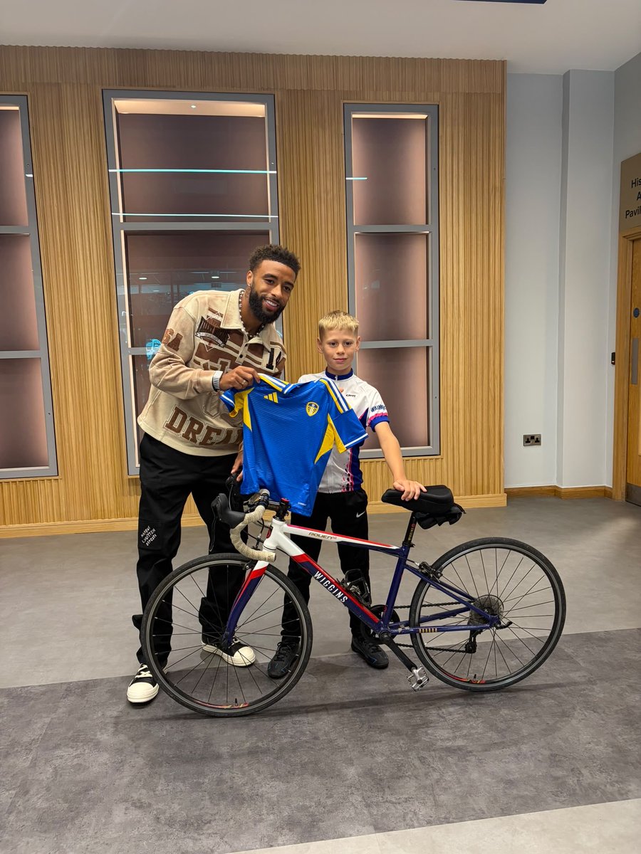 ChrisCollis19's tweet photo. Arrived at @leedsunited to be suprised by @jaydenbogle 👏👏👏

Made my day and given me a massive boost to keep pushing on towards Manchester. 
.
.
.
.
.
#lufc #cruk #saintsfc #charityride https://t.co/gCAJWAsQST