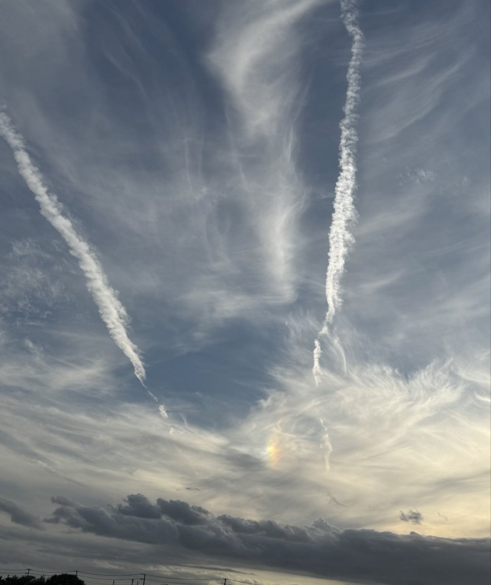 yocchichi44's tweet photo. 最近天気が不安定だったからか見なかったけど、久しぶりに見たわ☁️
それも2本

#けむけむ https://t.co/zxy2I2JHzK