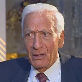 ALfalehaaa's tweet photo. الدكتور معروف الدواليبي - رحمه الله - (ت 1424هـ 2004م) مِن مواليد مدينة حلب، وكان وزيرًا ورئيسًا لمجلس النواب السوري .. وبعد انقلاب البعثيين عام 1384هـ 1964م سُجِن، فَزَارَه في السجن الرئيسُ الأسبق أمين الحافظ عِدّة مرّات، وبعد مُدّة مِن سجنه استدعاه (الحافظ) في القصر الرئاسي وقال له: أنتَ لا تكفّ عن مهاجمة (ميشيل عفلق)!!
فقال الدواليبي: يا سيادة الرئيس! أنا لا أتكلّم إلا بالكلام المباح .. فأنا طلبتُ نسخة من القرآن الكريم وأنا في السجن، فأحضروا لي كتاب (عفلق) (في سبيل البعث)، فقرأتُه ودَوّنتُ عددًا مِن الملحوظات التي تلفت النظر، وأرسلتُها له .. وكان (عفلق) في غرفة مقابلة للغرفة التي نجلس فيها، فأقبل يريد الدخول .. فلم ألْتفت إليه، وكان (الحافظ) يُريد أنْ يُجري مُصالحةً بيننا، فقلتُ: لا أحبُّ أنْ أُسَلّمَ عليه!
فقال (الحافظ) مُهَدِّدًا: إذنْ عليك أن تترك هذا البلد ..  فخرج الدواليبي - رحمه الله -، وجاء إلى المملكة بعد مدة، فاستقبله الملك فيصل - رحمه الله - وعَيّنه مستشارًا له في الديوان الملكي، وبعد وفاة الملك استمرّ مستشارًا للملكيْن خالد ثم فهد - رحمهما الله -، إلى أن توفي عام 1424هـ ودُفِن في البقيع بالمدينة المنورة.
= مذكرات معروف الدواليبي.