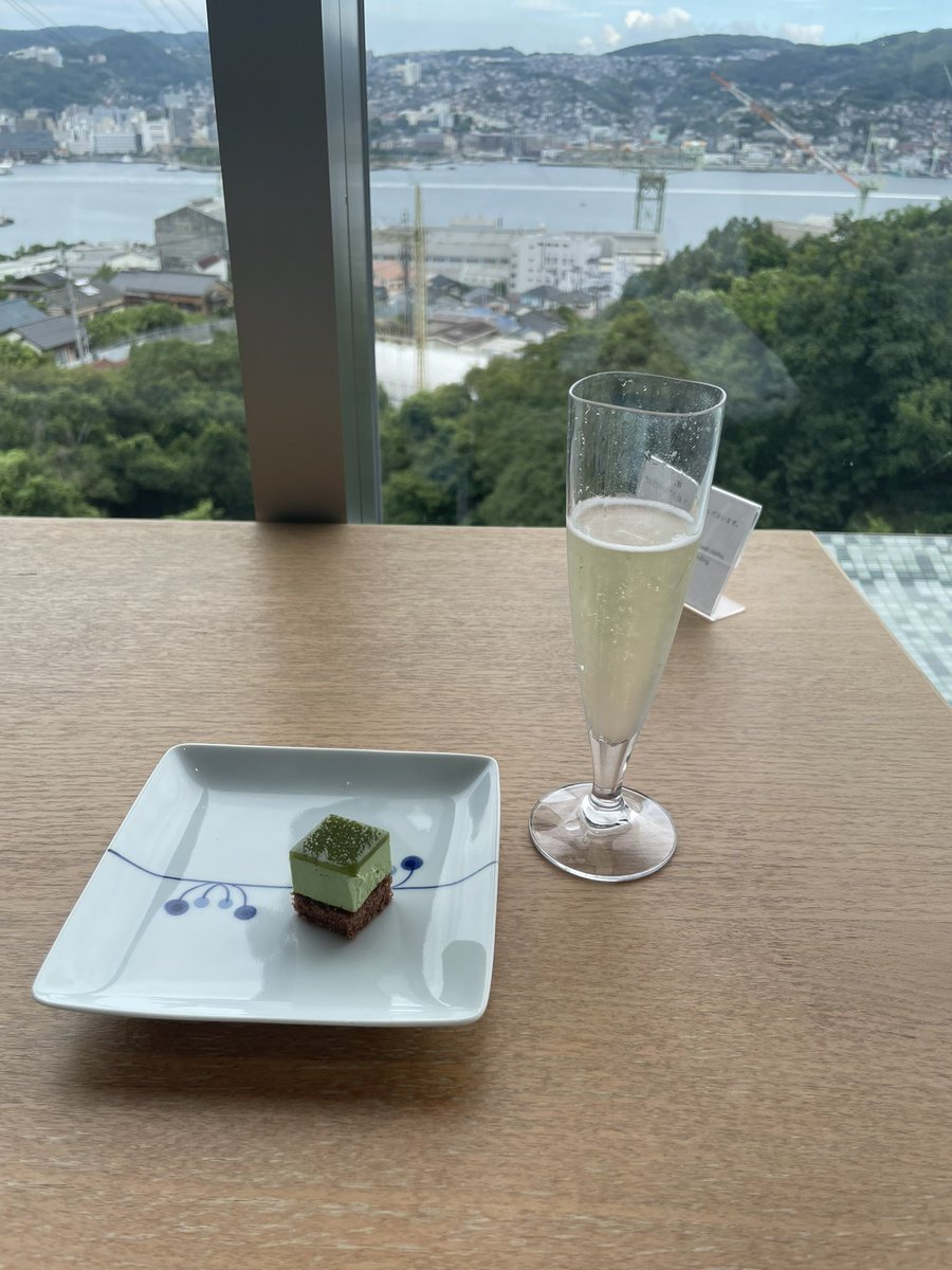 ycUarWDcWzqk6Xw's tweet photo. 長崎王位戦
現地ポストが少ないので🤭
素晴らしいホテル🏨から
ラウンジ9時から24時まで飲���放題
冷蔵庫の中も飲み放題🍺
棟が分かれててゆったり
景色も素晴らしいです
#ガーデンテラス長崎
#藤井聡太王位 https://t.co/Lu384dpOvS