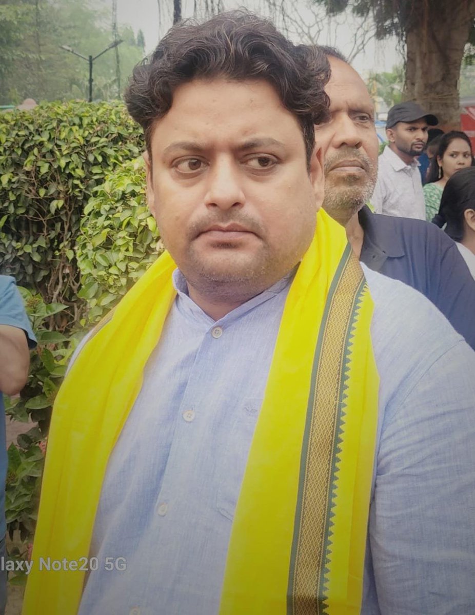 TheParmarSahab's tweet photo. बड़े भैया संतोष सिंह सेंगर के निधन पर मेरी गहरी संवेदनाएँ। ईश्वर उनकी आत्मा को शांति दें और आप सभी परिवारजनों को इस अपार दुःख को सहने की शक्ति दें। 

ॐ शांति। 🙏 https://t.co/wSZ6n0qu2v